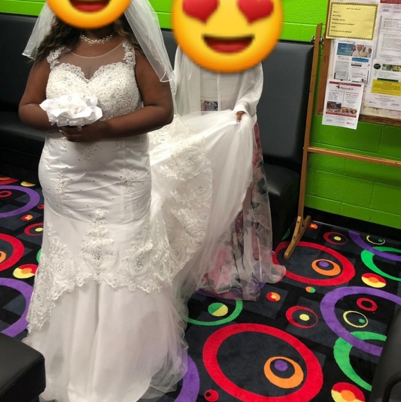 Wedding dress - Picture 3 of 7